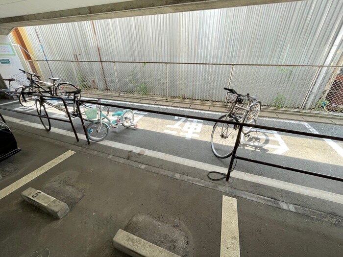 物件外観写真3　(駐輪場)
