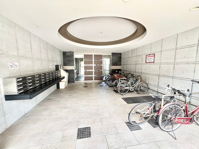 物件外観写真3　(エントランス部分)