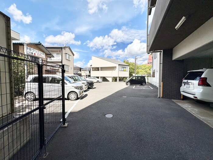 物件外観写真4　(駐車場)