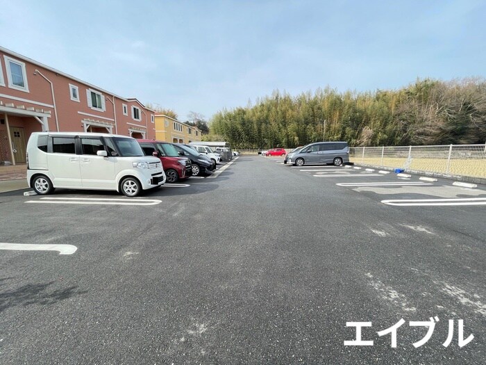 物件外観写真2　(駐車場)