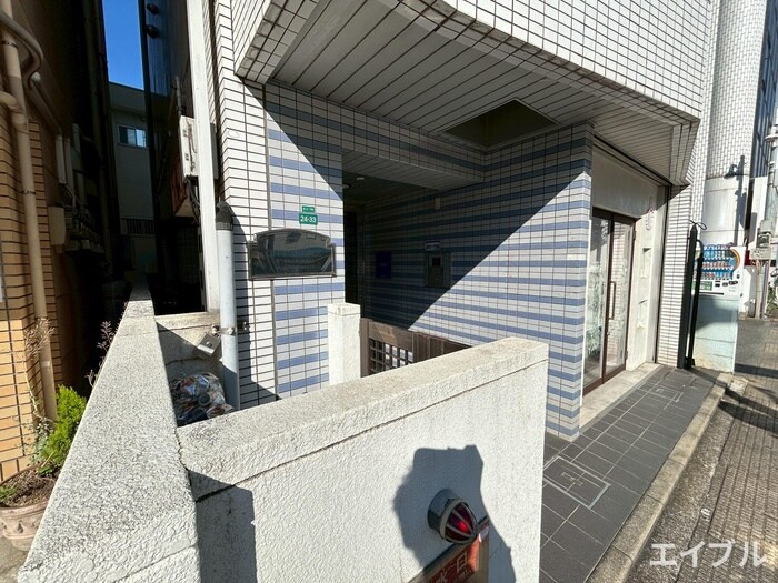 物件外観写真3　(エントランス部分)