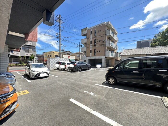 物件外観写真3　(駐車場)