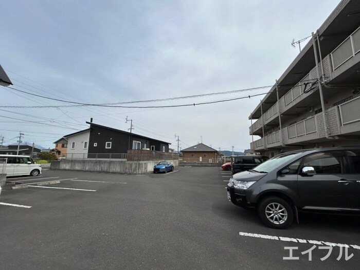 物件外観写真3　(駐車場)
