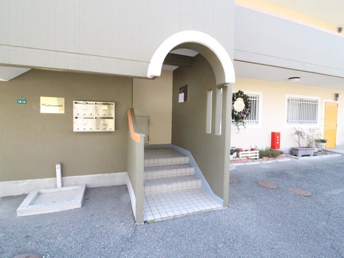 物件外観写真3　(エントランス部分)