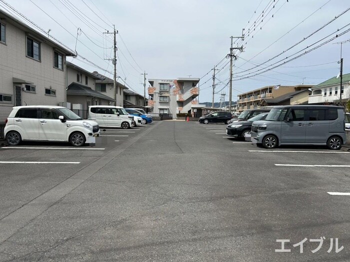 物件外観写真3　(駐車場)