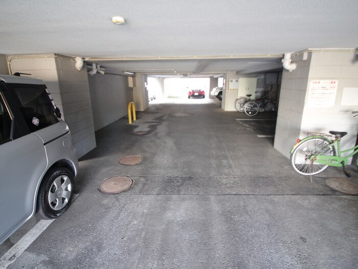 物件外観写真5　(駐車場)