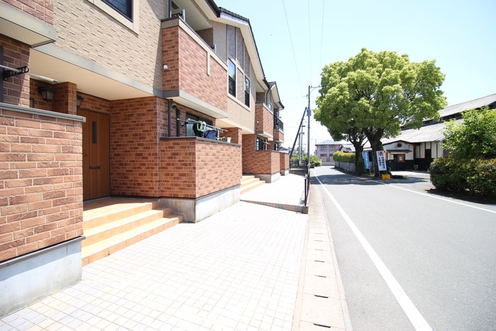 物件外観写真3　(エントランス部分)