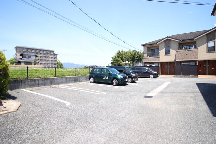 物件外観写真4　(駐車場)