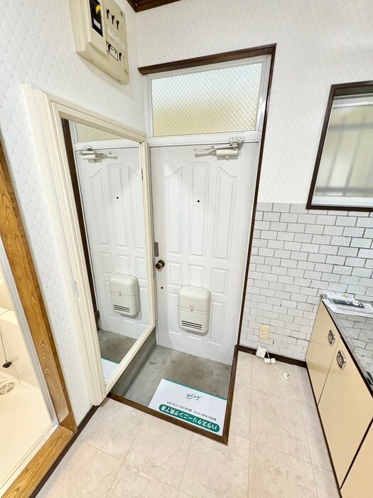 物件内観写真13　(玄関)