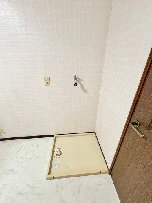 物件内観写真15　(洗濯機置場)