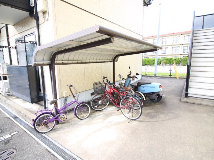 物件外観写真4　(バイク置き場)