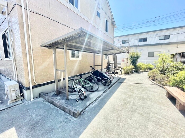 物件外観写真2　(駐輪場)
