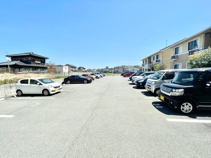 物件外観写真3　(駐車場)
