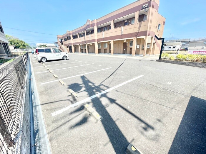 物件外観写真2　(駐車場)