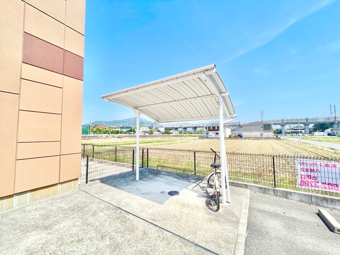 物件外観写真3　(駐輪場)