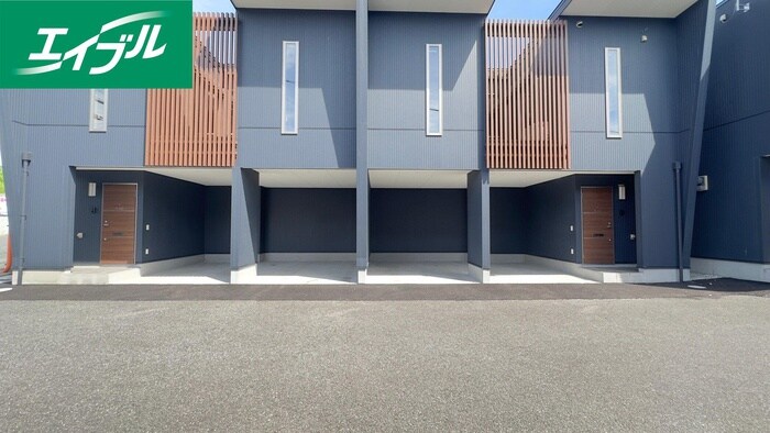 物件外観写真2　(駐車場)