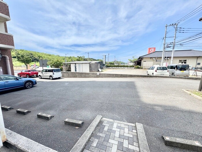 物件外観写真2　(駐車場)