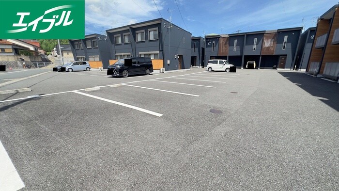 物件外観写真3　(駐車場)