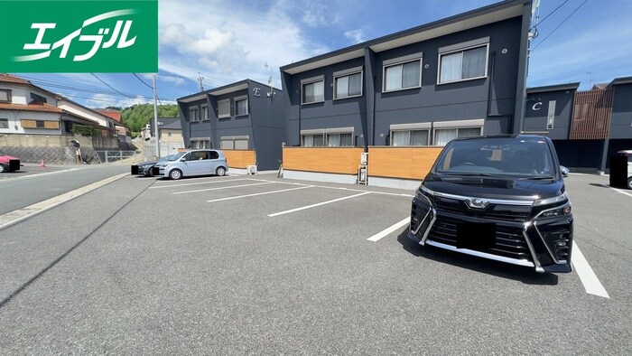 物件外観写真4　(駐車場)