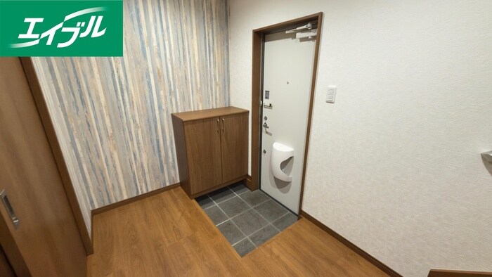 物件内観写真11　(玄関)