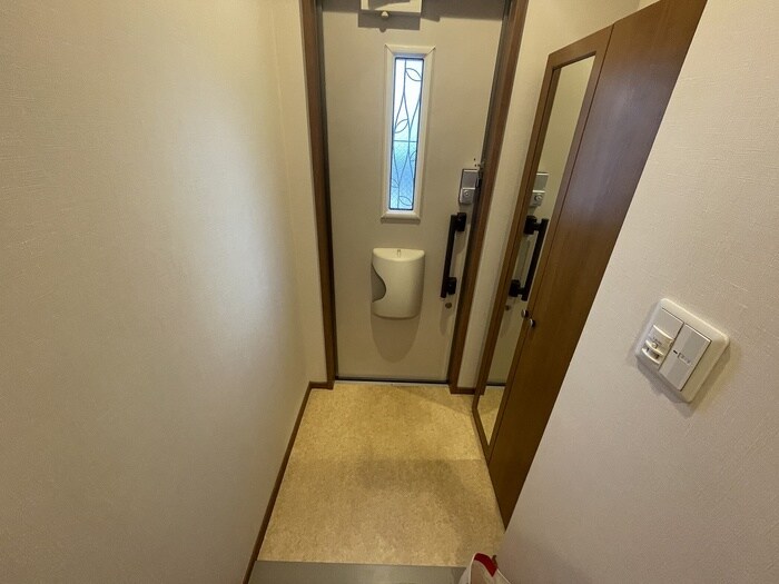 物件内観写真9　(玄関)