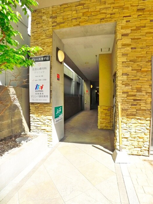 物件外観写真2　(エントランス部分)