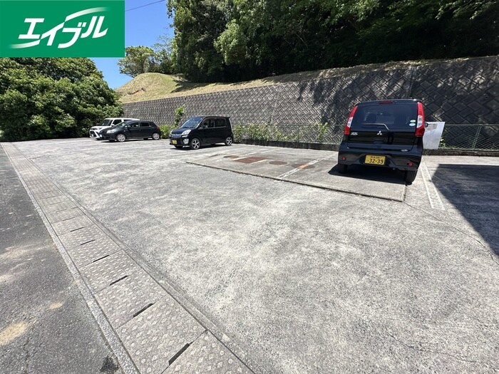物件外観写真2　(駐車場)