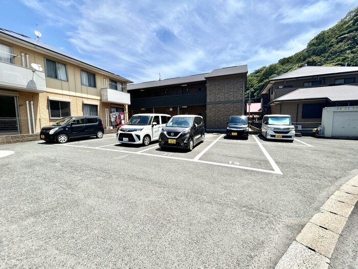 物件外観写真4　(駐車場)