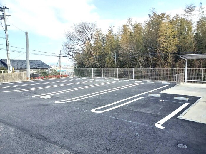 物件外観写真3　(駐車場)