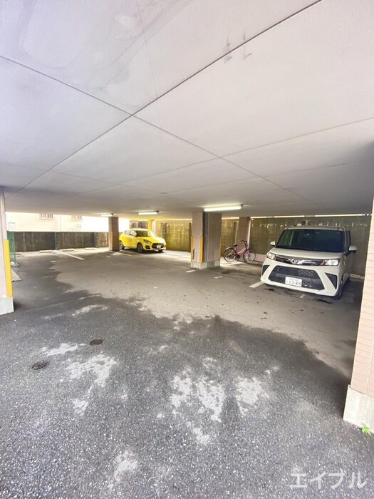 物件外観写真3　(駐車場)