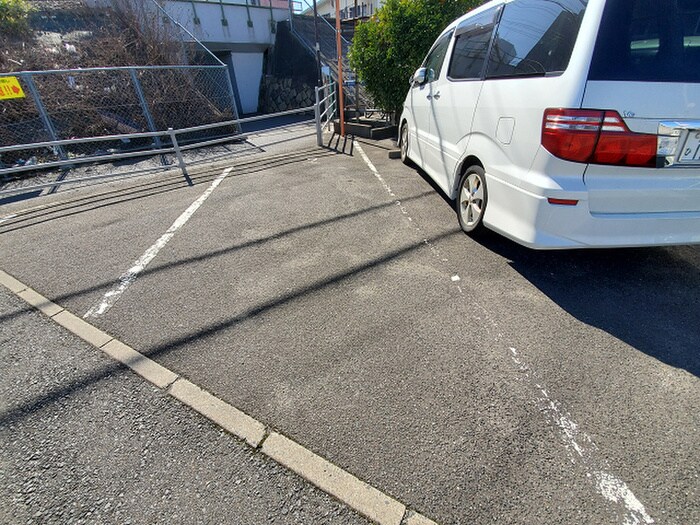 物件外観写真3　(駐車場)