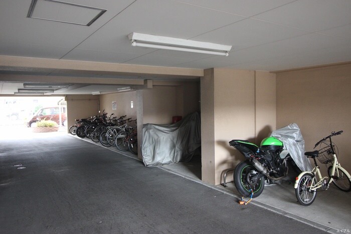 物件外観写真4　(駐輪場)