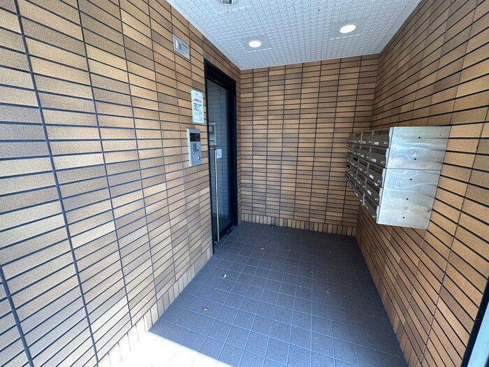 物件外観写真2　(エントランス部分)