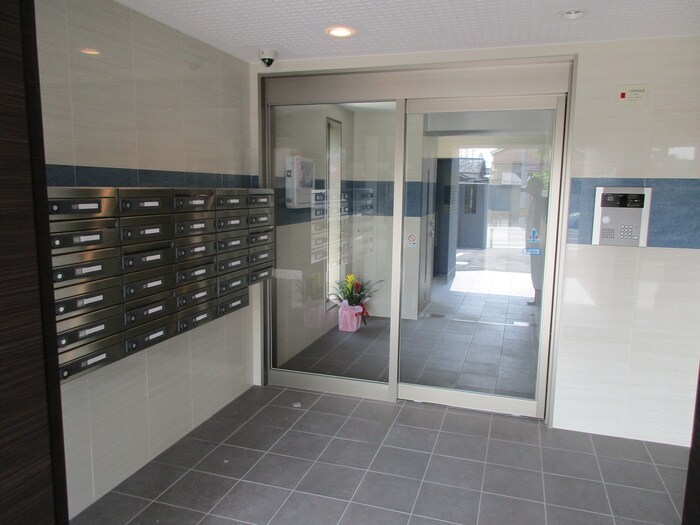 物件外観写真2　(エントランス部分)