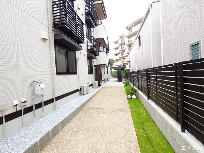 物件外観写真2　(エントランス部分)