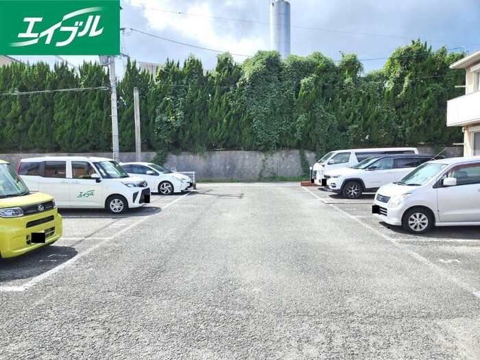 物件外観写真2　(駐車場)