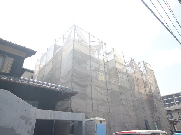 建築中