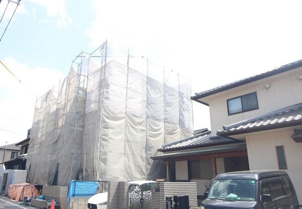 建築中