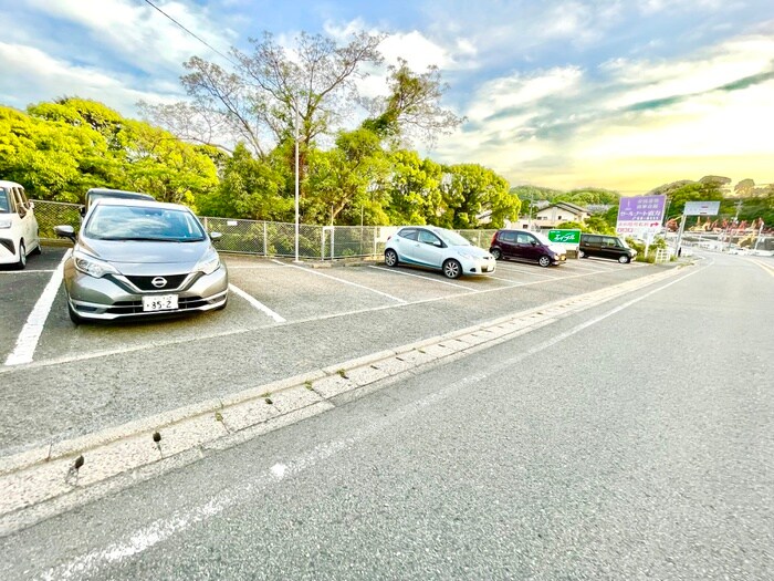 物件外観写真2　(駐車場)