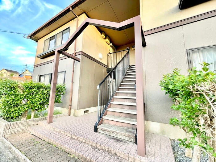 物件外観写真3　(エントランス部分)