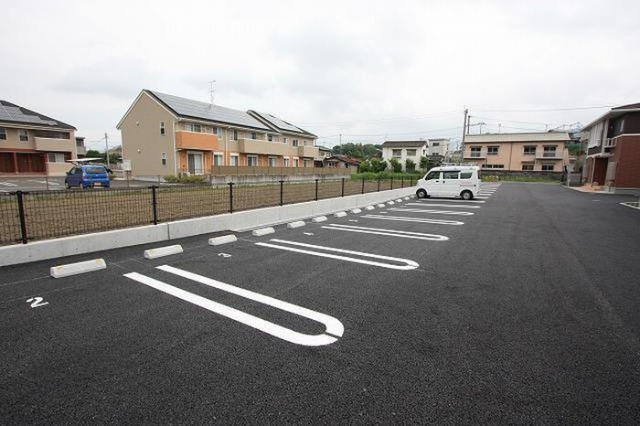 物件外観写真2　(駐車場)