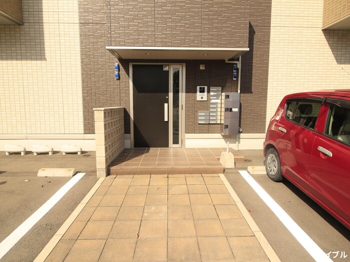 物件外観写真3　(エントランス部分)