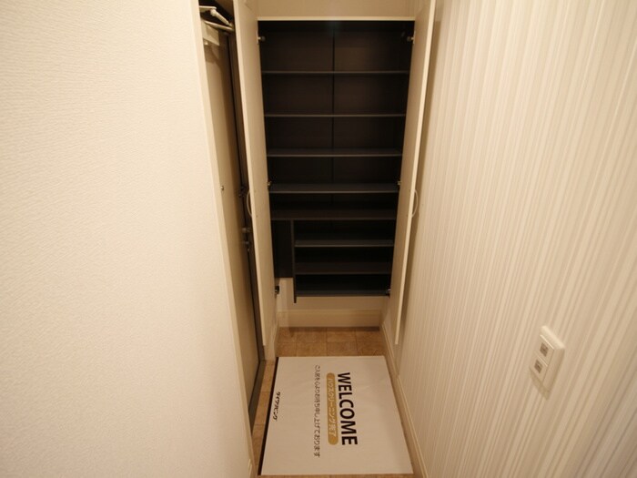 物件内観写真16　(玄関)