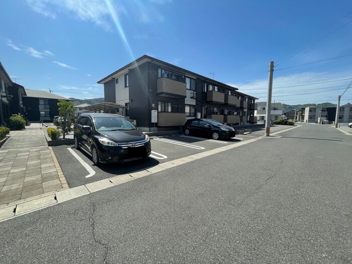 物件外観写真2　(駐車場)