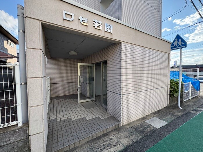 物件外観写真3　(エントランス部分)