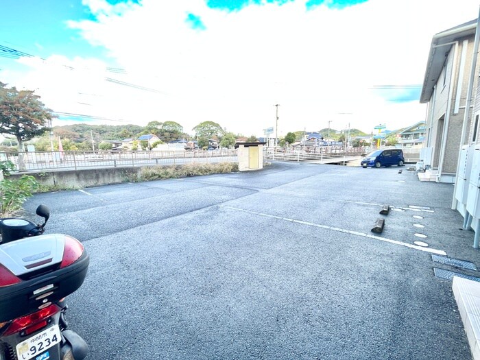 物件外観写真2　(駐車場)