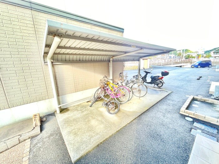 物件外観写真3　(バイク置き場)