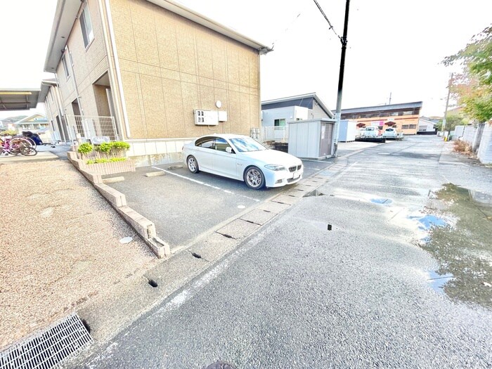 物件外観写真4　(駐車場)