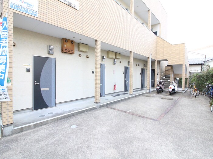 物件外観写真2　(エントランス部分)