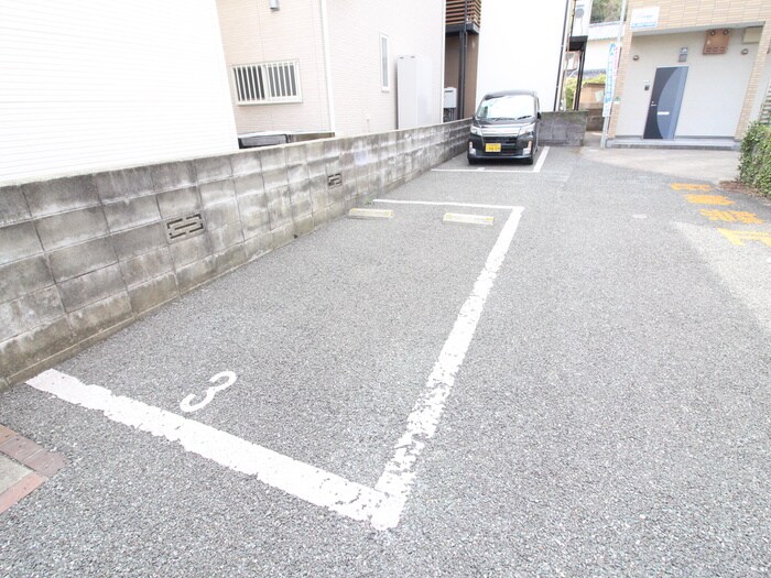 物件外観写真3　(駐車場)